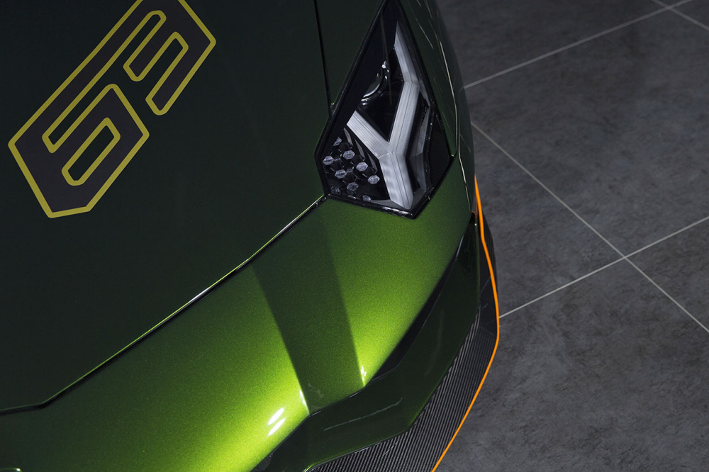 Chưa hết, hãng siêu xe Ý còn chế tạo ra cho phiên bản Lamborghini Aventador S Taiwan Edition bộ cánh lướt gió phía trước, bên hông và đuôi xe độc quyền. Chi tiết này làm từ carbon và có sọc cam để tạo điểm nhấn. Chưa hết, hãng siêu xe Ý còn chế tạo ra cho phiên bản Lamborghini Aventador S Taiwan Edition bộ cánh lướt gió phía trước, bên hông và đuôi xe độc quyền. Chi tiết này làm từ carbon và có sọc cam để tạo điểm nhấn.