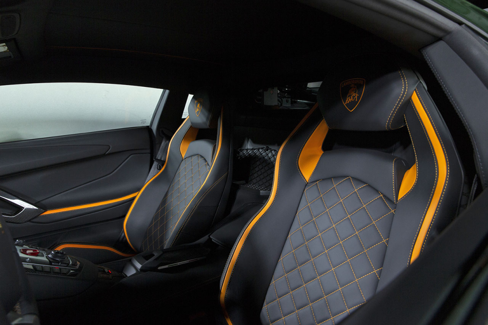Bên trong khoang lái của chiếc siêu xe Lamborghini Aventador S Taiwan Edition đầu tiên đến Đài Loan có nội thất bọc da màu đen, sợi carbon và cả những điểm nhấn sọc màu cam nổi bật. Bên trong khoang lái của chiếc siêu xe Lamborghini Aventador S Taiwan Edition đầu tiên đến Đài Loan có nội thất bọc da màu đen, sợi carbon và cả những điểm nhấn sọc màu cam nổi bật.