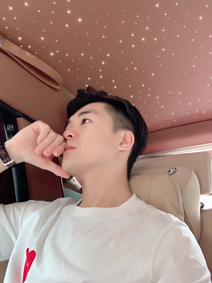 Doanh nhân Đỗ Quang Vinh trong khoang lái chiếc Rolls-Royce Phantom Hòa bình & Vinh quang (Peace & Glory) của Bầu Hiển. Tên xe được bắt nguồn từ tên các thành viên trong gia đình của Chủ tịch SHB