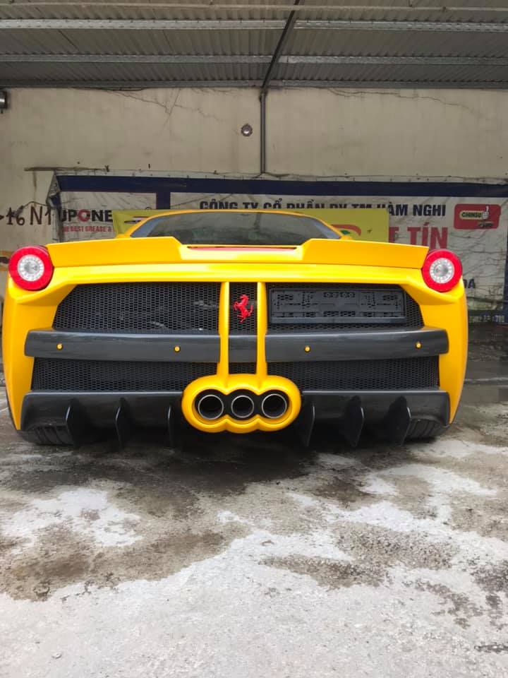 Vẻ đẹp của Ferrari 458 Italia độ body kit Misha Designs nhìn từ phía đuôi xe. Màu vàng này được thay bằng đề-can, nguyên bản xe có màu đỏ Vẻ đẹp của Ferrari 458 Italia độ body kit Misha Designs nhìn từ phía đuôi xe. Màu vàng này được thay bằng đề-can, nguyên bản xe có màu đỏ