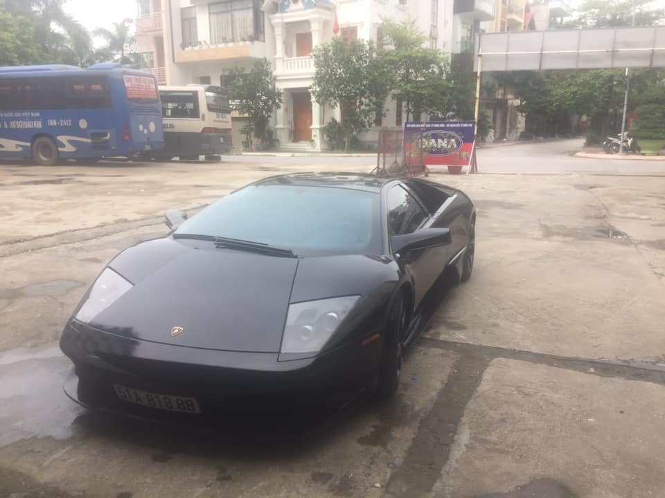 Một chiếc siêu xe Lamborghini Murcielago LP640-4 màu đen của doanh nhân Hải Phòng. Nguyên bản xe có màu xanh cốm. Một chiếc siêu xe Lamborghini Murcielago LP640-4 màu đen của doanh nhân Hải Phòng. Nguyên bản xe có màu xanh cốm.