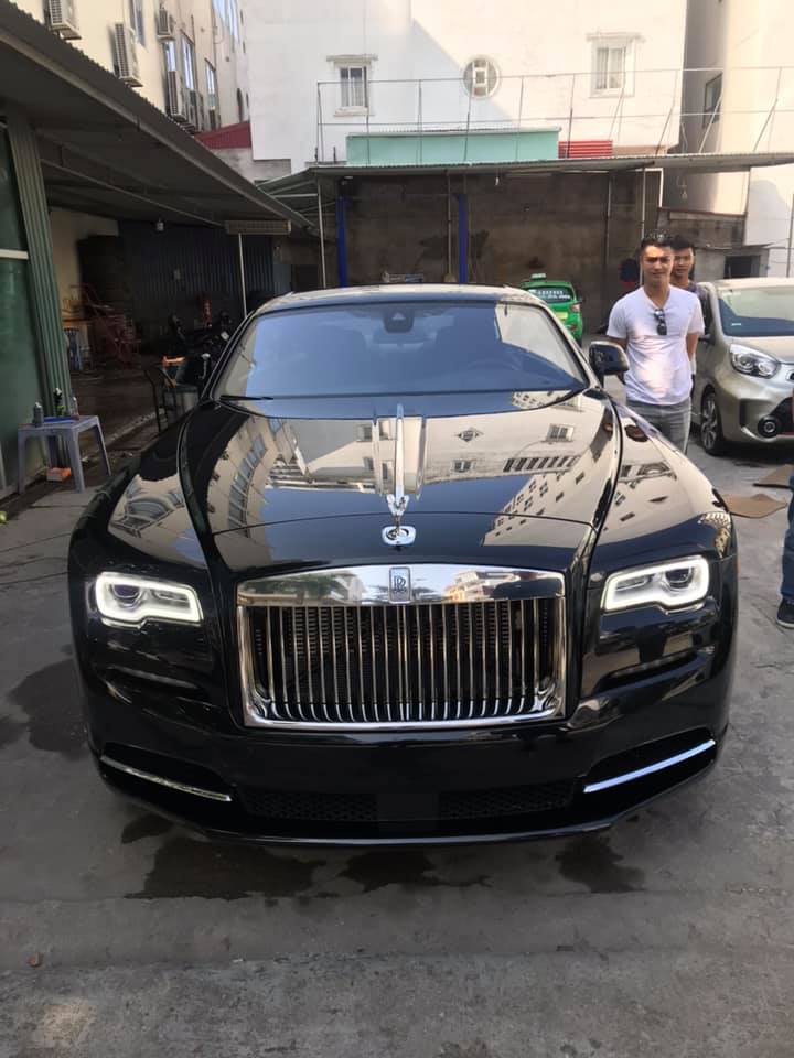Ngoài siêu xe, doanh nhân Hải Phòng còn sưu tầm xe siêu sang, trong ảnh là một chiếc Rolls-Royce Wraith màu đen Ngoài siêu xe, doanh nhân Hải Phòng còn sưu tầm xe siêu sang, trong ảnh là một chiếc Rolls-Royce Wraith màu đen