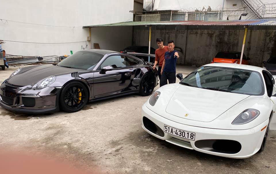Garage này chứa rất nhiều siêu xe, xe siêu sang và cả xe cổ của doanh nhân Hải Phòng. Trong ảnh là cặp đôi Ferrari F430 màu trắng và Porsche 911 GT3 RS hiện đã vào Nam định cư Garage này chứa rất nhiều siêu xe, xe siêu sang và cả xe cổ của doanh nhân Hải Phòng. Trong ảnh là cặp đôi Ferrari F430 màu trắng và Porsche 911 GT3 RS hiện đã vào Nam định cư