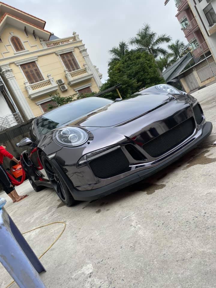Chiếc siêu xe Porsche 911 GT3 RS màu crôm đen này được con rể Minh Chiếc siêu xe Porsche 911 GT3 RS màu crôm đen này được con rể Minh Nhựa khoe ảnh chụp cùng vào dịp 26 Tết Nguyên đán vừa qua.