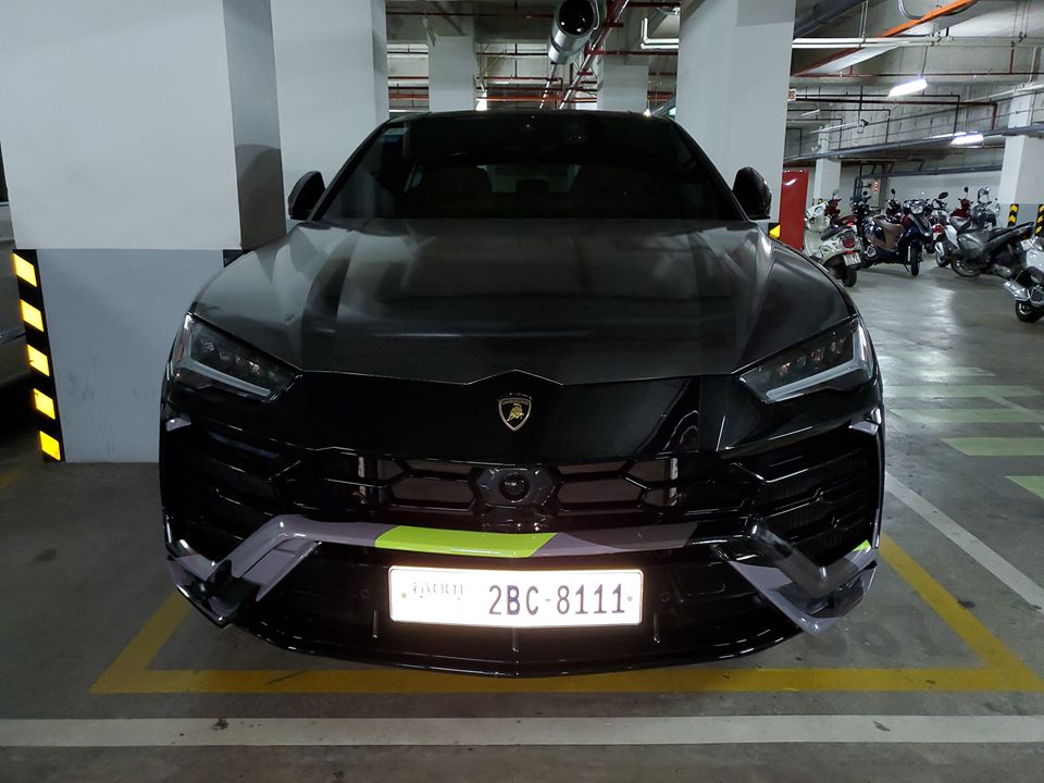 Ho&aacute; ra chiếc Lamborghini Urus m&agrave;u đen n&agrave;y đến từ Campuchia