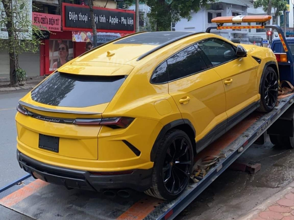 Con trai bầu Hiển chia sẻ ảnh nhận bàn giao Lamborghini Urus vào 30 Tết