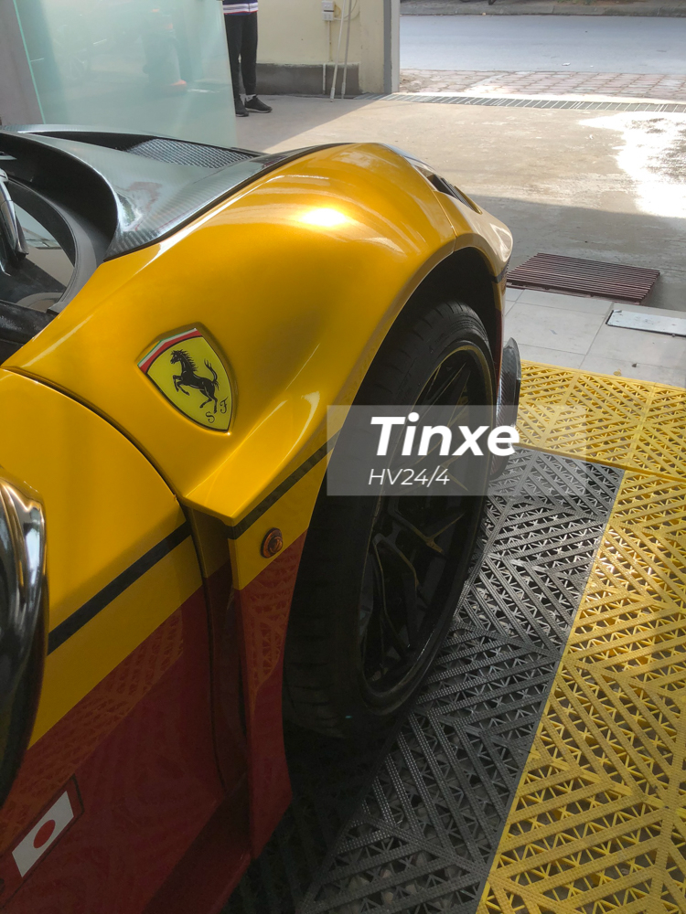 Các vòm bánh xe của Ferrari 458 Italia mang gói độ thứ 2 của Liberty Walk đã không còn được cố định bằng đinh tán Các vòm bánh xe của Ferrari 458 Italia mang gói độ thứ 2 của Liberty Walk đã không còn được cố định bằng đinh tán