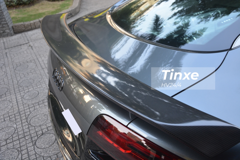 Nhìn lướt qua dễ thấy bộ body kit độ này được hoàn thiện dưới dạng carbon mờ thay vì bóng như trước, nhờ đó giúp chiếc xe Audi R8 V10 số sàn có một không hai tại Việt Nam trở nên lạ lẫm. Nhìn lướt qua dễ thấy bộ body kit độ này được hoàn thiện dưới dạng carbon mờ thay vì bóng như trước, nhờ đó giúp chiếc xe Audi R8 V10 số sàn có một không hai tại Việt Nam trở nên lạ lẫm.