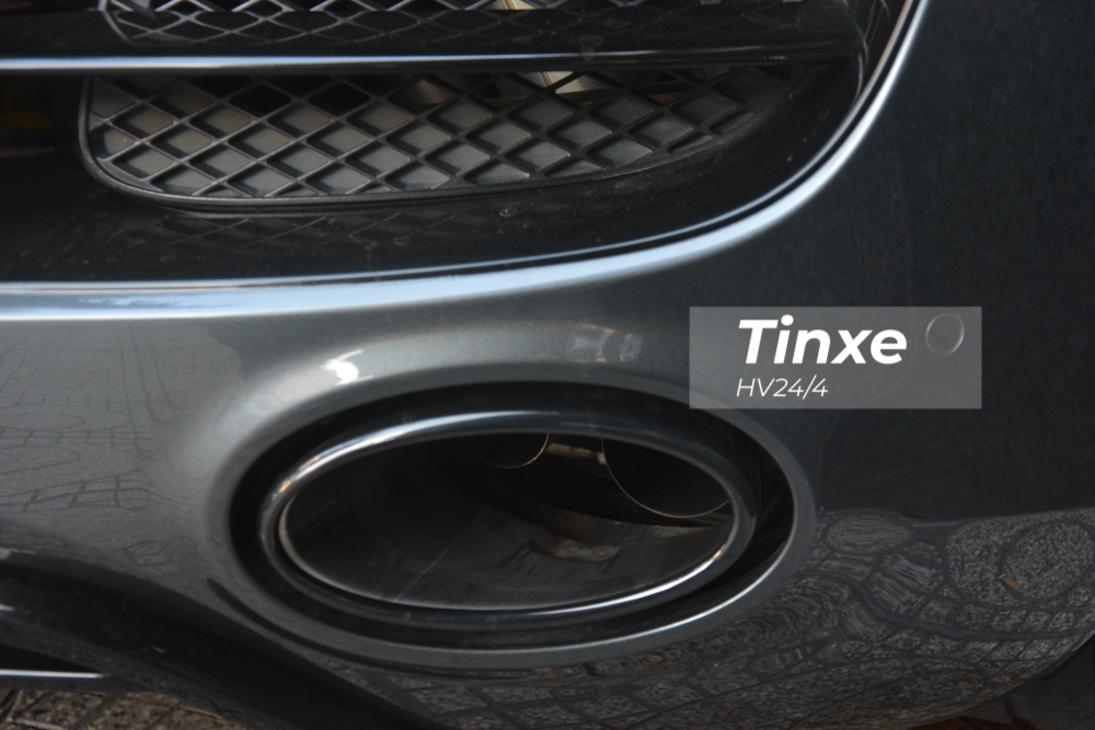Chủ nhân của chiếc siêu xe Audi R8 sở hữu số sàn độc nhất Việt Nam còn mạnh tay độ lại hệ thống ống xả đến từ thương hiệu Innotech Performance Exhaust (IPE) nhằm mang đến âm thanh mạnh mẽ và ấn tượng hơn rất nhiều so với nguyên bản. Hai ống xả được đặt đối xứng nhau và bao bọc là chụp ống xả thiết kế hình oval. Chủ nhân của chiếc siêu xe Audi R8 sở hữu số sàn độc nhất Việt Nam còn mạnh tay độ lại hệ thống ống xả đến từ thương hiệu Innotech Performance Exhaust (IPE) nhằm mang đến âm thanh mạnh mẽ và ấn tượng hơn rất nhiều so với nguyên bản. Hai ống xả được đặt đối xứng nhau và bao bọc là chụp ống xả thiết kế hình oval.