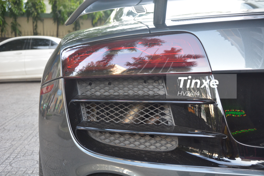 Để phân biệt siêu xe Audi R8 thế hệ đầu tiên thuộc phiên bản V8 hay V10, giới sành xe nhìn vào số nan có trên hốc gió trước hoặc phía sau của xe. Để phân biệt siêu xe Audi R8 thế hệ đầu tiên thuộc phiên bản V8 hay V10, giới sành xe nhìn vào số nan có trên hốc gió trước hoặc phía sau của xe.