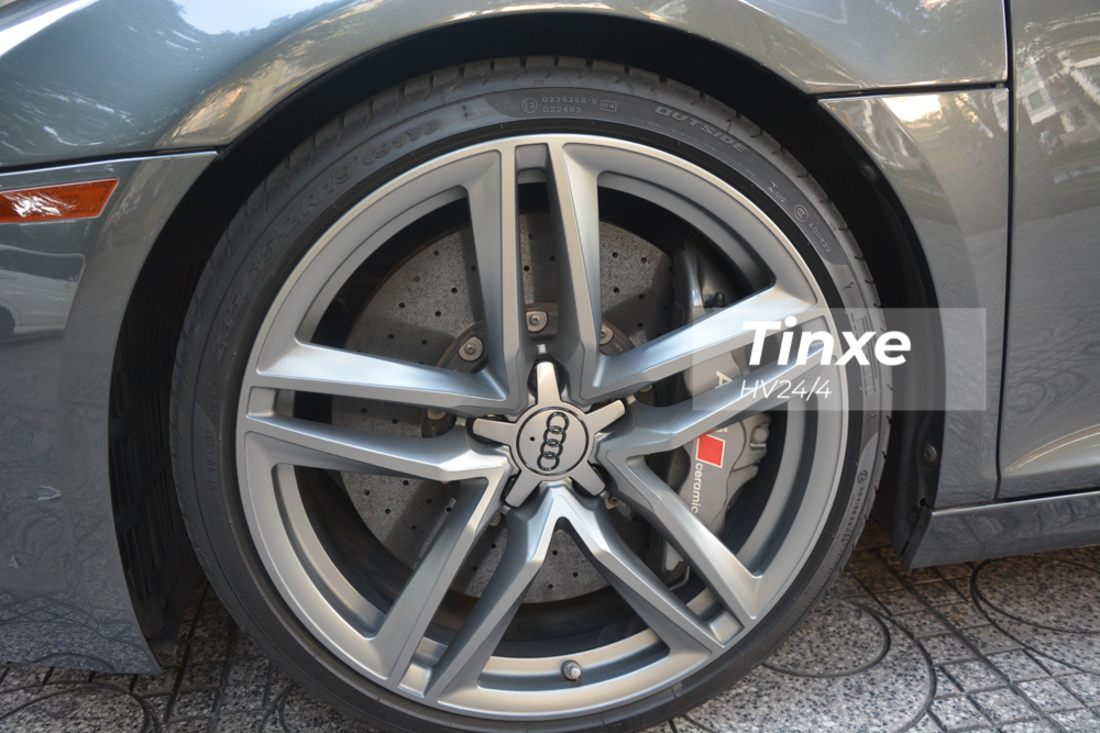 Siêu xe này trước đây được trang bị bộ mâm năm chấu kép với thiết kế đặc trưng hình chữ Y nhưng nay đã được chủ thay mâm năm chấu kích thước nhỏ hơn, 19 inch được sơn màu bạc. Siêu xe này trước đây được trang bị bộ mâm năm chấu kép với thiết kế đặc trưng hình chữ Y nhưng nay đã được chủ thay mâm năm chấu kích thước nhỏ hơn, 19 inch được sơn màu bạc.