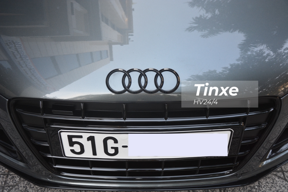 Chiếc siêu xe Audi R8 V10 này được chủ nhân sơn lại các chi tiết nguyên bản mạ crôm như logo 4 vòng tròn trước đầu xe hay đuôi xe thành màu đen. Chiếc siêu xe Audi R8 V10 này được chủ nhân sơn lại các chi tiết nguyên bản mạ crôm như logo 4 vòng tròn trước đầu xe hay đuôi xe thành màu đen.