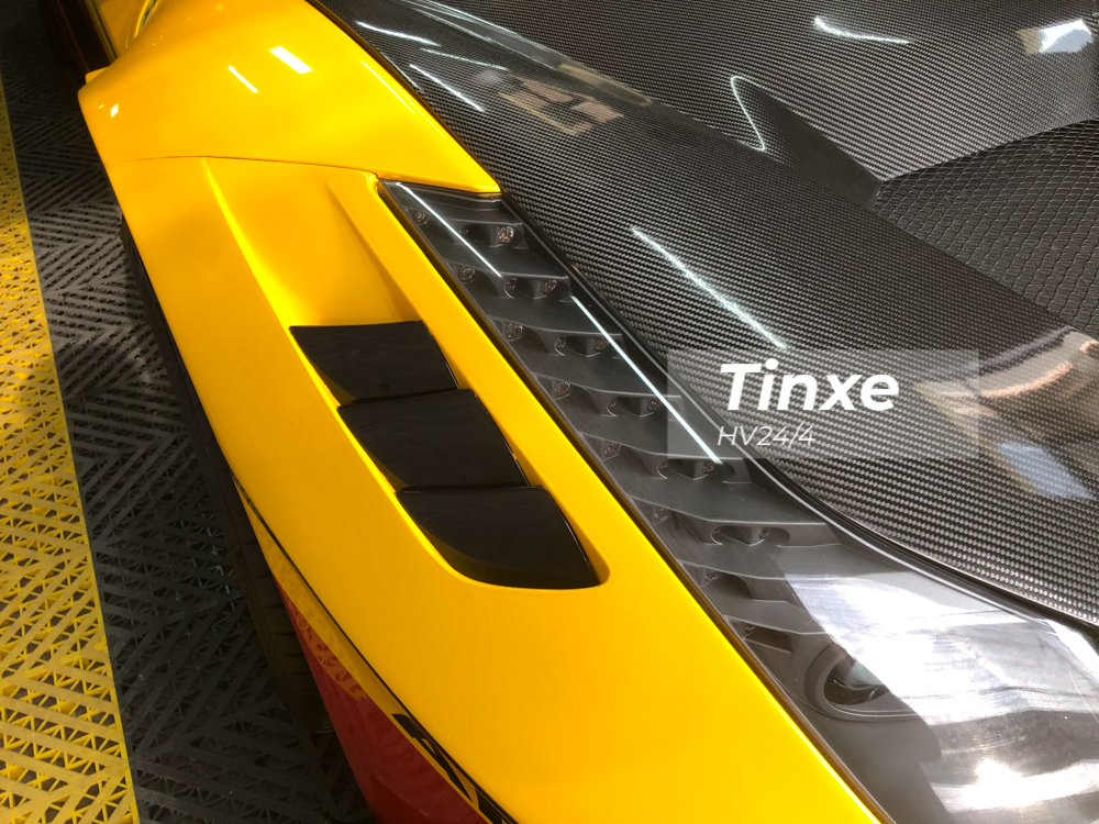 Trên vòm bánh xe trước có thêm các khe gió thoát khí bằng carbon Trên vòm bánh xe trước có thêm các khe gió thoát khí bằng carbon