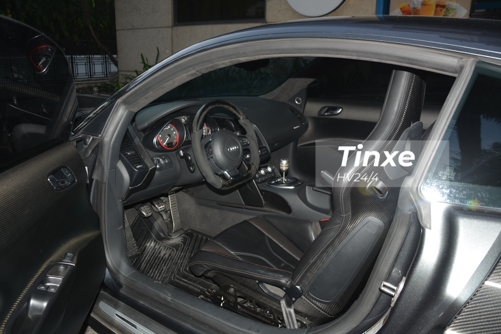 Audi R8 Type 42 là một chiếc siêu xe được phát triển chung nền tảng với Lamborghini Gallardo nhưng có giá bán thấp hơn, khiến nó trở thành một chiếc chiếc siêu xe với mức giá phải chăng hơn so với người anh em đến từ Ý. Siêu xe Audi R8 V10 thế hệ đầu tiên có giá bán tại Mỹ khoảng 146.000 đô la lúc mới ra mắt. Audi R8 Type 42 là một chiếc siêu xe được phát triển chung nền tảng với Lamborghini Gallardo nhưng có giá bán thấp hơn, khiến nó trở thành một chiếc chiếc siêu xe với mức giá phải chăng hơn so với người anh em đến từ Ý. Siêu xe Audi R8 V10 thế hệ đầu tiên có giá bán tại Mỹ khoảng 146.000 đô la lúc mới ra mắt.