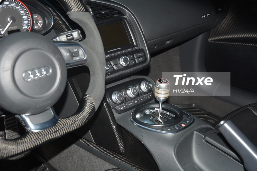 Chiếc siêu xe Audi R8 V10 duy nhất ở Việt Nam sử dụng hộp số sàn S Tronic 6 cấp tiêu chuẩn có khả năng tăng tốc từ vị trí xuất phát lên 100 km/h chỉ mất vỏn vẹn thời gian 3,9 giây trước khi đạt tốc độ tối đa 317 km/h. Chiếc siêu xe Audi R8 V10 duy nhất ở Việt Nam sử dụng hộp số sàn S Tronic 6 cấp tiêu chuẩn có khả năng tăng tốc từ vị trí xuất phát lên 100 km/h chỉ mất vỏn vẹn thời gian 3,9 giây trước khi đạt tốc độ tối đa 317 km/h.