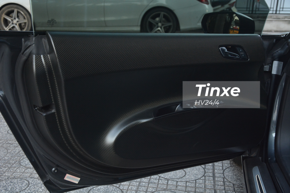 Nội thất chiếc siêu xe Audi R8 số sàn duy nhất ở Việt Nam cũng được chủ nhân bổ sung thêm nhiều chi tiết bằng carbon. Hai bên thành cửa bọc sợi carbon nhám Nội thất chiếc siêu xe Audi R8 số sàn duy nhất ở Việt Nam cũng được chủ nhân bổ sung thêm nhiều chi tiết bằng carbon. Hai bên thành cửa bọc sợi carbon nhám