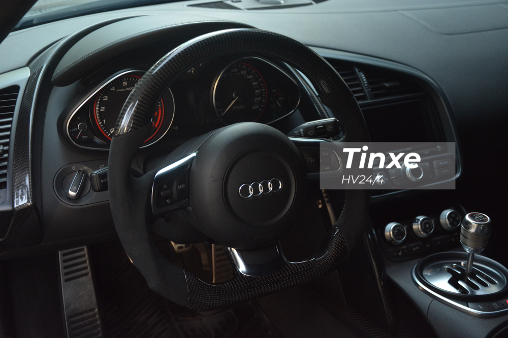 Chiếc siêu xe Audi R8 V10 này được chủ thay vô-lăng mới thể thao với chất liệu da lộn và carbon. Chiếc siêu xe Audi R8 V10 này được chủ thay vô-lăng mới thể thao với chất liệu da lộn và carbon.