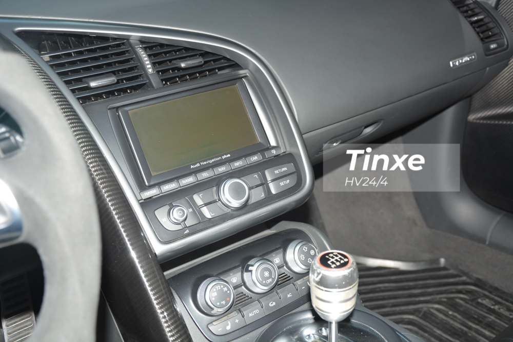 Ở phiên bản Audi R8 V10, nội thất xe được nâng cấp nhẹ với hệ thống loa Bang & Olufsen tiêu chuẩn, công suất 465 watt. Ở phiên bản Audi R8 V10, nội thất xe được nâng cấp nhẹ với hệ thống loa Bang & Olufsen tiêu chuẩn, công suất 465 watt.