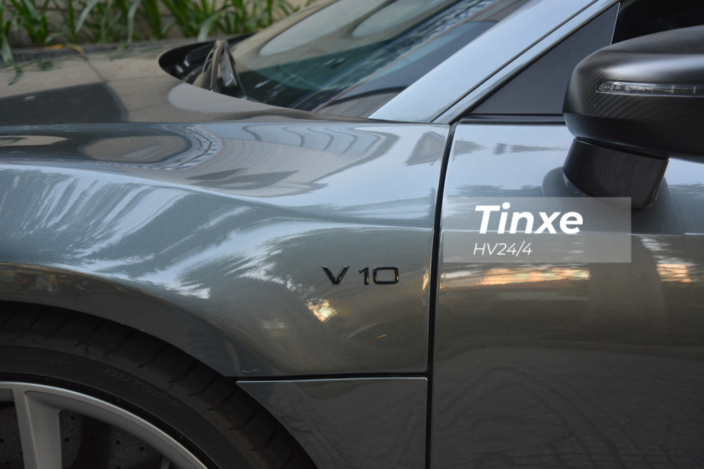 Và cả logo V10 xuất hiện bên hông xe. Và cả logo V10 xuất hiện bên hông xe.