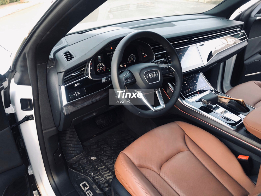 Xe có nội thất bọc da và Alcantara, vô lăng đáy phẳng và nhiều chi tiết trang trí bằng kim loại. Mẫu SUV hạng sang của Audi có khoang hành lý lên đến 605 lít, con số này có thể tăng lên 1.755 lít nếu hàng ghế sau gập xuống. Xe có nội thất bọc da và Alcantara, vô lăng đáy phẳng và nhiều chi tiết trang trí bằng kim loại. Mẫu SUV hạng sang của Audi có khoang hành lý lên đến 605 lít, con số này có thể tăng lên 1.755 lít nếu hàng ghế sau gập xuống.