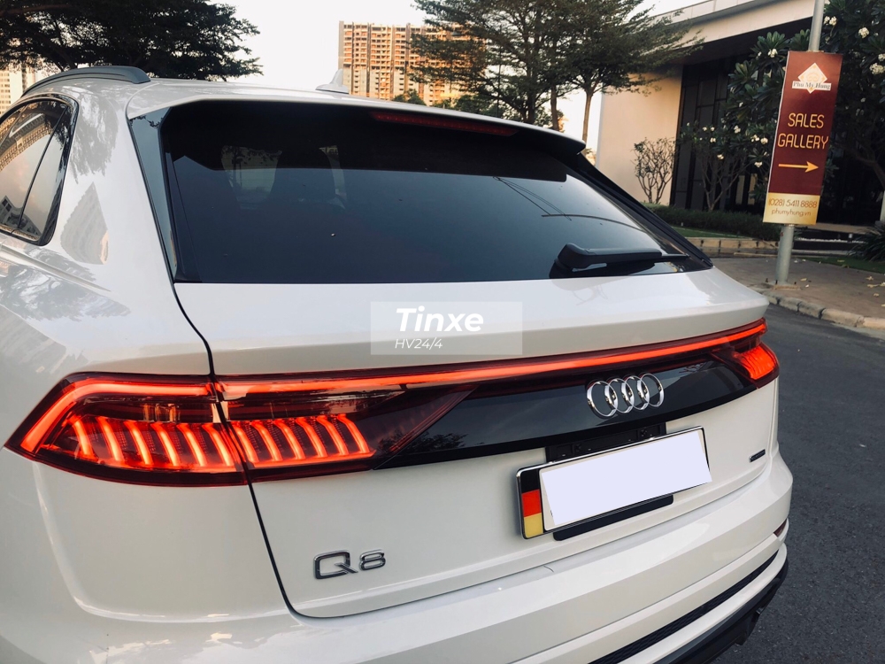 Phần đuôi xe có thanh nối giữa 2 đèn hậu và cản va sau sơn màu đen bóng. Phần đuôi xe có thanh nối giữa 2 đèn hậu và cản va sau sơn màu đen bóng.