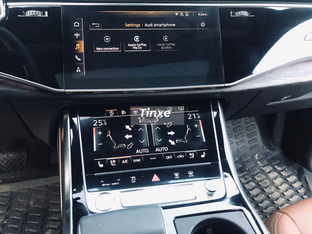 Hệ thống giải trí nổi bật trên SUV hạng sang Audi Q8 2019 bao gồm hai màn hình cảm ứng MMI với màn hình 10,1 inch nằm trên và 8,6 inch nằm dưới. Hệ thống giải trí nổi bật trên SUV hạng sang Audi Q8 2019 bao gồm hai màn hình cảm ứng MMI với màn hình 10,1 inch nằm trên và 8,6 inch nằm dưới.