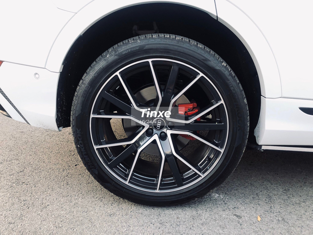 SUV hạng sang Audi Q8 2019 màu trắng này sở hữu bộ mâm có kích thước 22 inch phối hai tông màu tương phản là bạc và đen. Bên trong xe có kẹp phanh màu đỏ. SUV hạng sang Audi Q8 2019 màu trắng này sở hữu bộ mâm có kích thước 22 inch phối hai tông màu tương phản là bạc và đen. Bên trong xe có kẹp phanh màu đỏ.