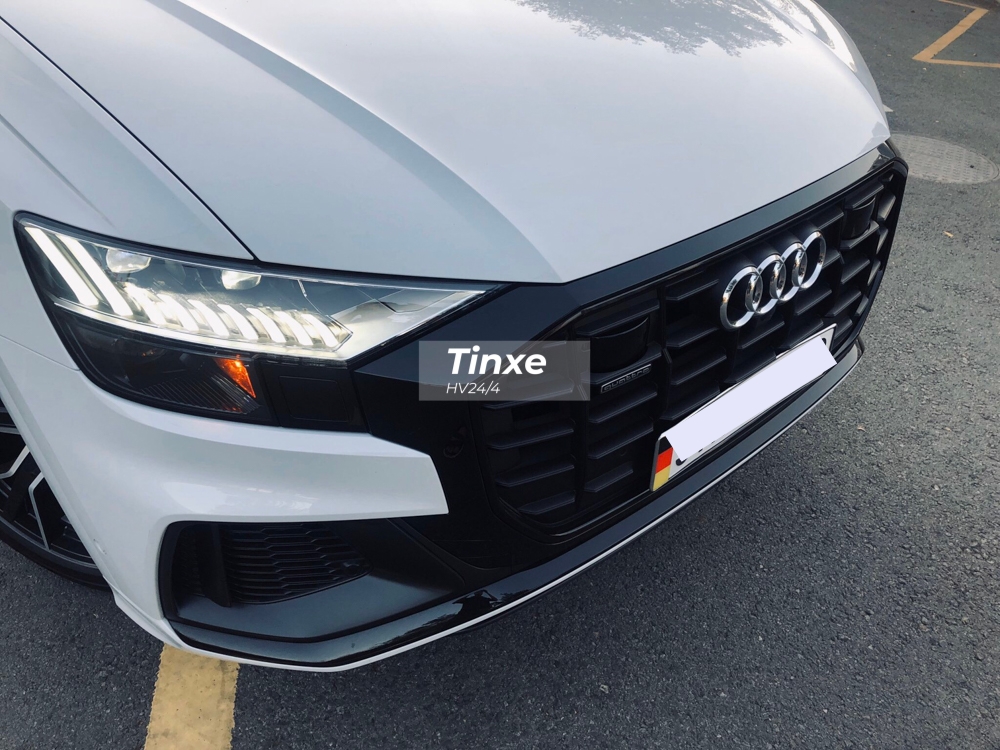 Ngoài màu sơn trắng, chiếc SUV hạng sang Audi Q8 2019 này còn có nhiều chi tiết sơn đen đối lập. Chẳng hạn như toàn bộ phần đầu xe được sơn đen bóng ở các chi tiết như lưới tản nhiệt, thanh nẹp tản nhiệt, cản va trước hay các hốc gió bên hông. Ngoài màu sơn trắng, chiếc SUV hạng sang Audi Q8 2019 này còn có nhiều chi tiết sơn đen đối lập. Chẳng hạn như toàn bộ phần đầu xe được sơn đen bóng ở các chi tiết như lưới tản nhiệt, thanh nẹp tản nhiệt, cản va trước hay các hốc gió bên hông.