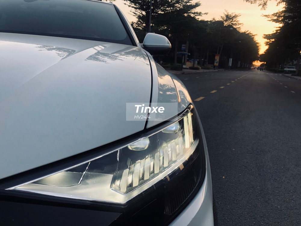 Đèn pha dạng LED có thiết kế đẹp mắt. Audi còn mang đến tuỳ chọn đèn pha HD Matrix LED cho chiếc SUV hạng sang đầu bảng của mình. Đèn pha dạng LED có thiết kế đẹp mắt. Audi còn mang đến tuỳ chọn đèn pha HD Matrix LED cho chiếc SUV hạng sang đầu bảng của mình.