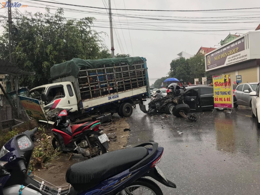 Hiện trường vụ tai nạn tại Vĩnh Tường, Vĩnh Phúc chiều 30 Tết
