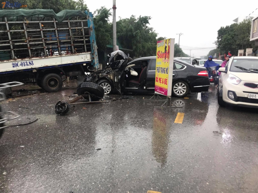 Hiện trường vụ tai nạn tại Vĩnh Tường, Vĩnh Phúc chiều 30 Tết