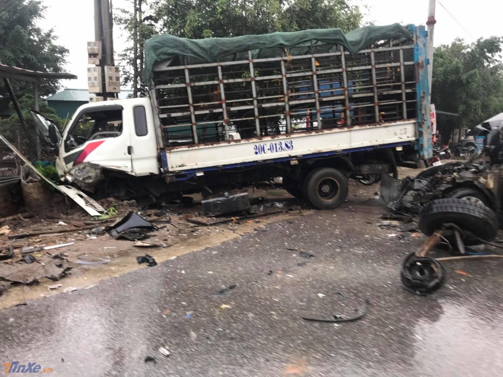 Chiếc xe tải bị đâm gãy trục trước, bật bánh ra ngoài