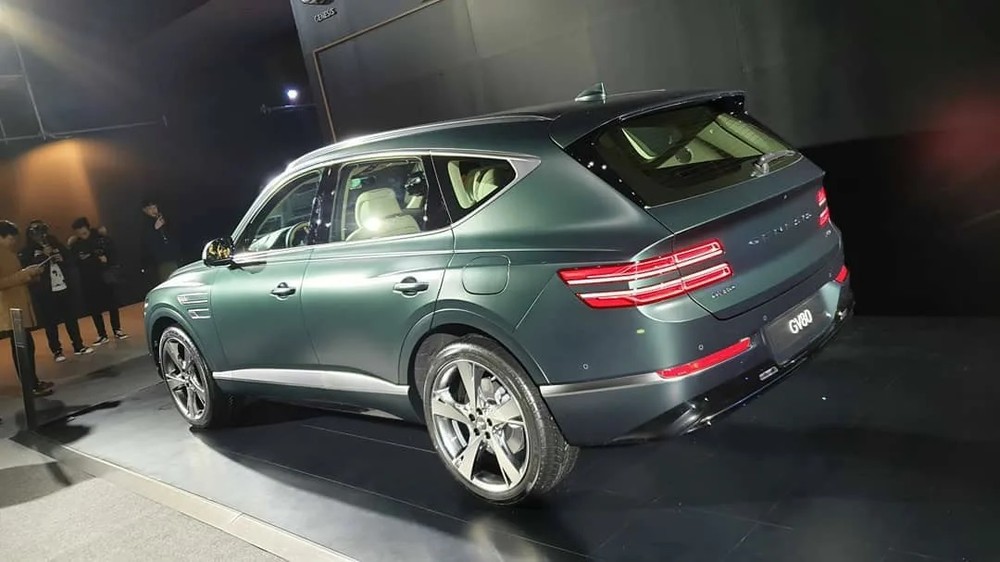 Cụm đèn hậu vuông vức trên Genesis GV80