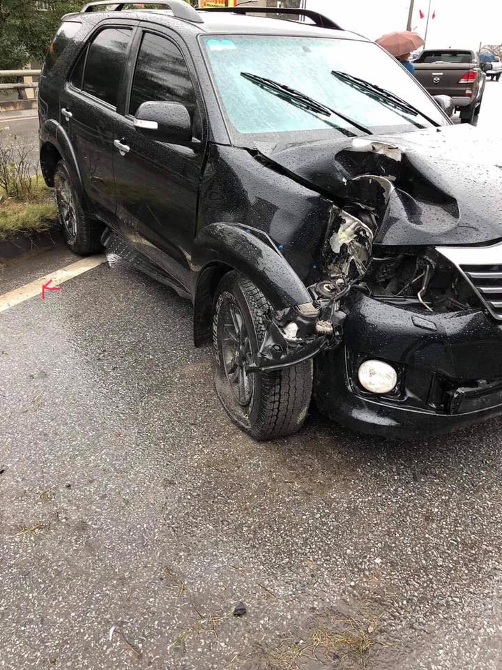 Chiếc SUV 7 chỗ bị biến dạng phần đầu xe