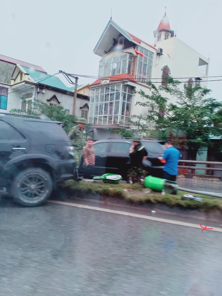 Cột đ&egrave;n chiếu s&aacute;ng bị chiếc Toyota Fortuner t&ocirc;ng đổ