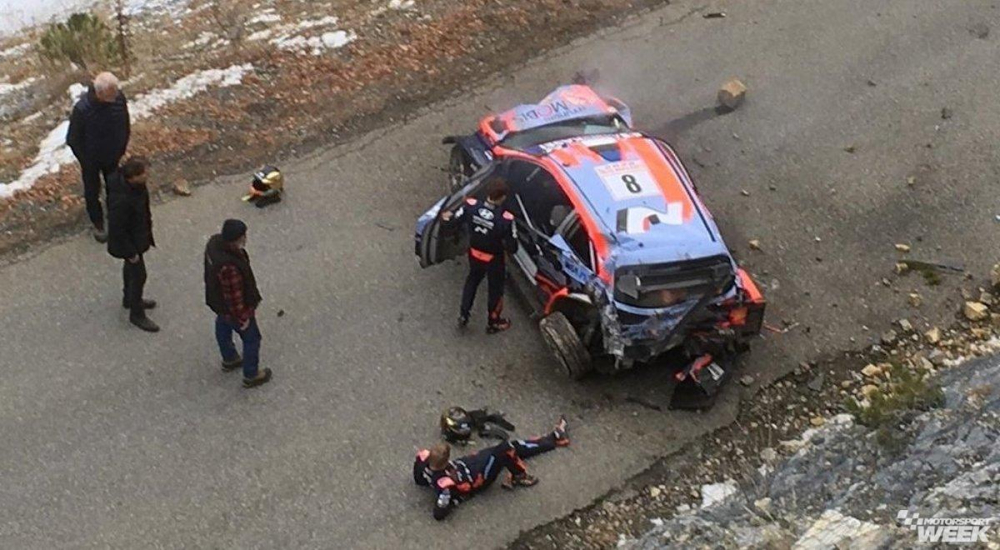 Chiếc xe đua Hyundai i20 Coupe WRC tại hiện trường vụ tai nạn