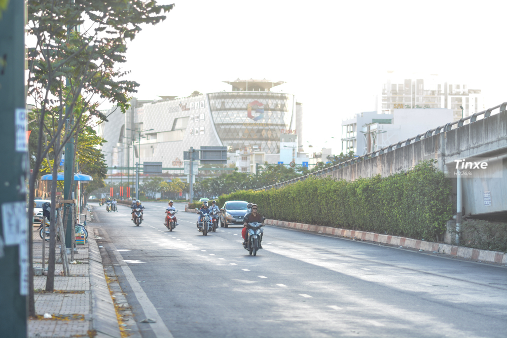 Hướng ch&acirc;n cầu B&igrave;nh Lợi mới thường xuy&ecirc;n l&agrave; điểm kẹt xe v&agrave;o khoảng 7h s&aacute;ng đến 8h 30 s&aacute;ng hằng ng&agrave;y. Nhưng trong ng&agrave;y Tết người d&acirc;n di chuyển kh&aacute; thoải m&aacute;i.