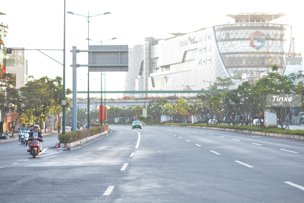 Cả l&agrave;n xe m&aacute;y v&agrave; &ocirc; t&ocirc; đều thưa thớt c&aacute;c phương tiện di chuyển