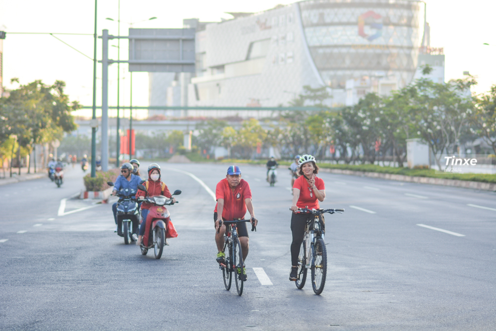 Một v&agrave;i người d&acirc;n đạp xe trong ng&agrave;y đầu Xu&acirc;n.