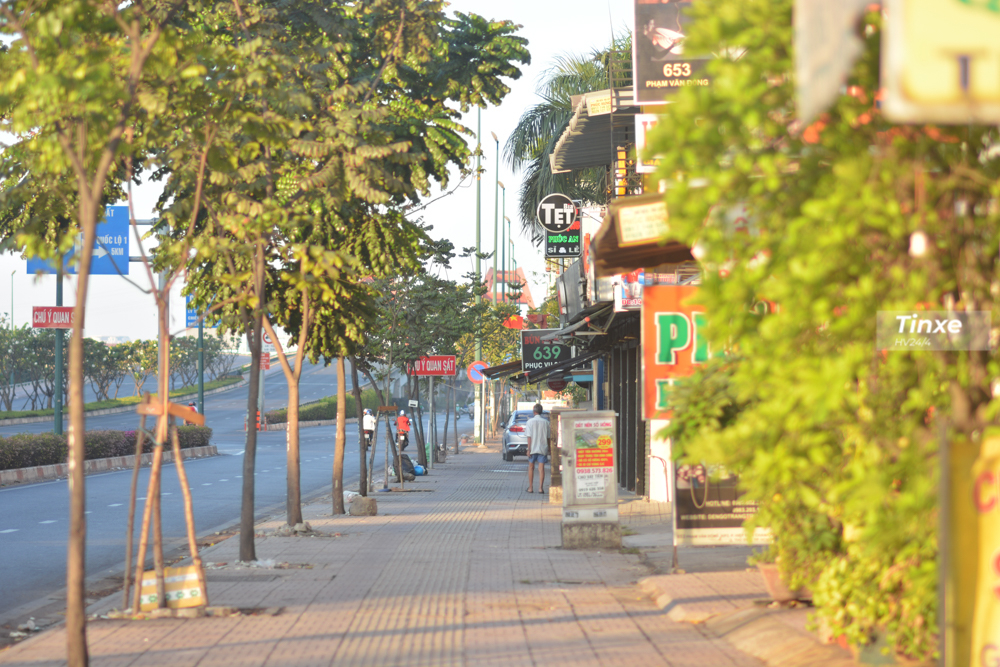 Kh&ocirc;ng chỉ đường phố, tr&ecirc;n vỉa h&egrave; của đại lộ Phạm Văn Đồng cũng trở n&ecirc;n th&ocirc;ng tho&aacute;ng trong những ng&agrave;y Xu&acirc;n về.