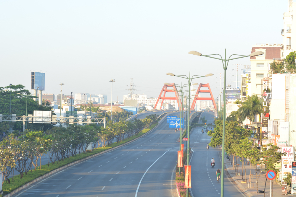 Kh&aacute;c với những h&igrave;nh ảnh thường ng&agrave;y c&oacute; h&agrave;ng ngh&igrave;n phương tiện chen ch&uacute;c nhau tr&ecirc;n tuyến đường Phạm Văn Đồng đi s&acirc;n bay T&acirc;n Sơn Nhất, hay Thủ Đức hay quận 1, v&agrave;o s&aacute;ng ng&agrave;y 25 th&aacute;ng 1 năm 2020, tức m&ugrave;ng 1 Tết Nguy&ecirc;n đ&aacute;n, tuyến đường nội đ&ocirc; đẹp nhất TP HCM kho&aacute;c l&ecirc;n m&igrave;nh bộ &aacute;o trong ng&agrave;y Xu&acirc;n với đường phố vắng vẻ.