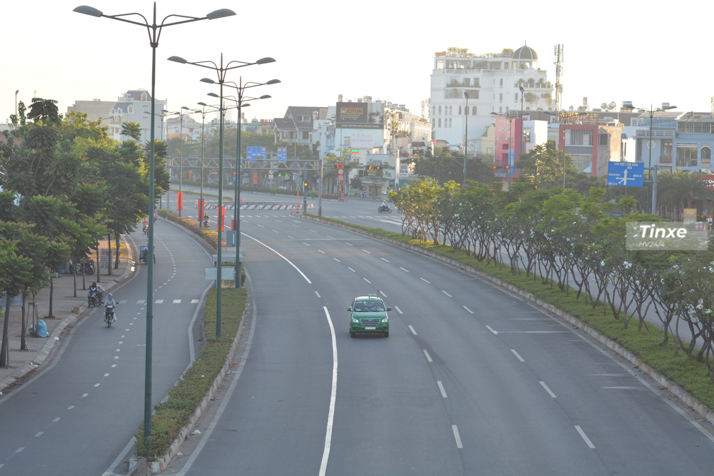 Nhiều người vẫn hay đ&ugrave;a rằng những ng&agrave;y Tết ch&iacute;nh l&agrave; thời điểm l&yacute; tưởng để dạo phố. C&aacute;c con đường l&uacute;c n&agrave;y kh&aacute; vắng người.