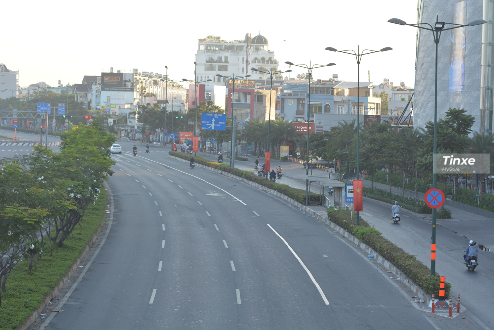 Đại lộ Phạm Văn Đồng hướng từ s&acirc;n bay T&acirc;n Sơn Nhất đi Thủ Đức cũng vắng vẻ xe cộ lưu th&ocirc;ng