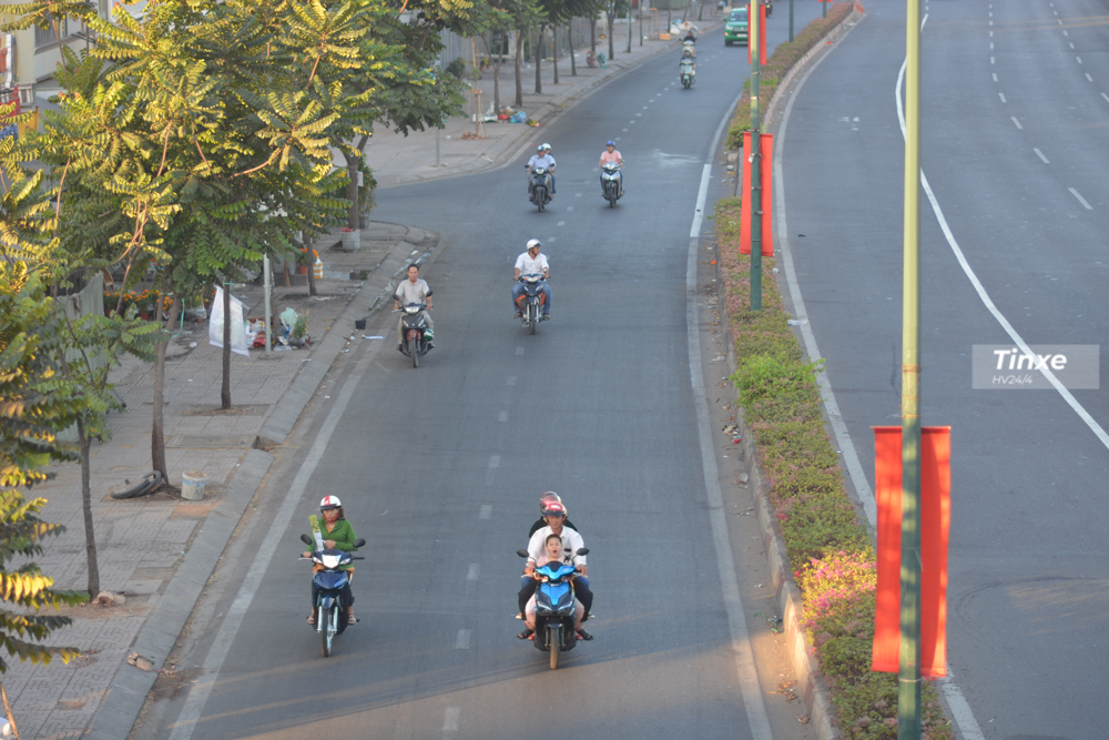 Một em b&eacute; ng&aacute;p d&agrave;i khi c&ugrave;ng bố mẹ xuất h&agrave;nh trong ng&agrave;y đầu ti&ecirc;n của Tết Canh T&yacute; 2020.