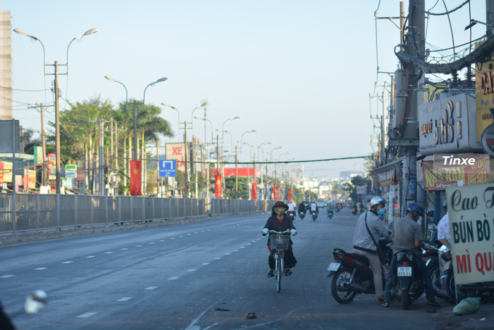 Đ&acirc;y l&agrave; cảnh Quốc lộ 13 hướng đi B&igrave;nh Dương v&agrave;o s&aacute;ng ng&agrave;y m&ugrave;ng 1 Tết. Con đường n&agrave;y mọi ng&agrave;y hay kẹt xe.