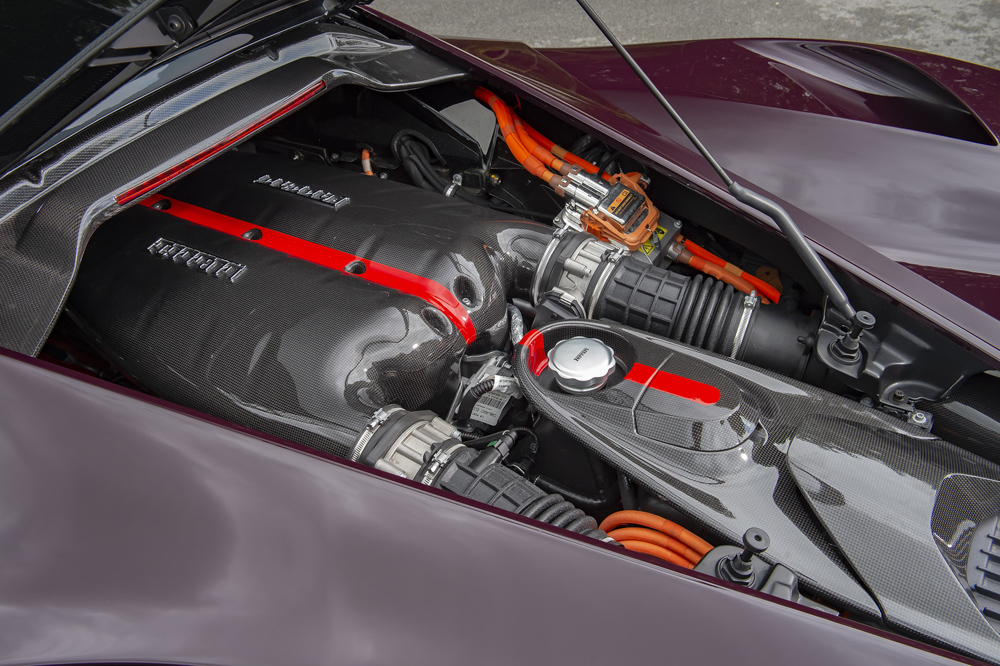 Ferrari LaFerrari được trang bị động cơ V12, dung t&iacute;ch 6.3 l&iacute;t, sản sinh c&ocirc;ng suất tối đa 800 m&atilde; lực v&agrave; m&ocirc;-men xoắn cực đại 700 Nm. Ngo&agrave;i ra, Ferrari c&ograve;n trang bị cho LaFerrari m&ocirc;-tơ điện sản sinh c&ocirc;ng suất tối đa 163 m&atilde; lực v&agrave; m&ocirc;-men xoắn cực đại 270 Nm.