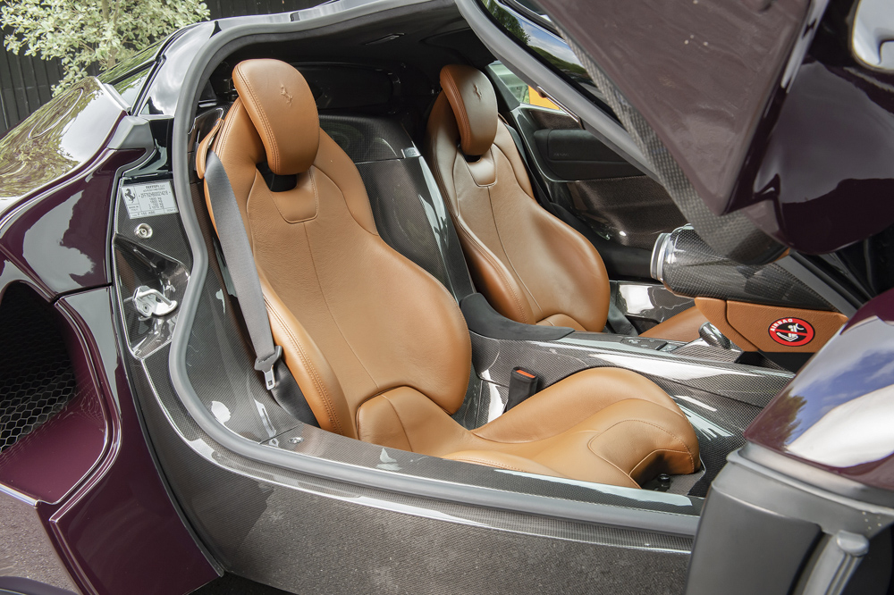  Si&ecirc;u xe Ferrari LaFerrari được sản xuất ra 499 chiếc d&agrave;nh cho c&aacute;c kh&aacute;ch h&agrave;ng v&agrave; một chiếc d&agrave;nh cho việc thiện nguyện. L&uacute;c mới b&aacute;n LaFerrari, h&atilde;ng si&ecirc;u xe Ferrari y&ecirc;u cầu c&aacute;c kh&aacute;ch h&agrave;ng cần c&oacute; &iacute;t nhất 5 chiếc ngựa chồm ở trong garage v&agrave; kh&ocirc;ng được quyền thanh l&yacute; xe trước 18 th&aacute;ng, trừ trường hợp b&aacute;n lại cho ch&iacute;nh h&atilde;ng Ferrari. C&oacute; nhiều kh&aacute;ch h&agrave;ng đ&aacute;p ứng được 2 y&ecirc;u cầu tr&ecirc;n nhưng h&atilde;ng si&ecirc;u xe &Yacute; vẫn từ chối b&aacute;n mẫu xe Ferrari LaFerrari v&igrave; l&yacute; do kh&aacute;ch quan kh&aacute;c chẳng hạn như sự l&agrave;m m&agrave;u tr&ecirc;n mạng x&atilde; hội hay l&agrave;m mất đi h&igrave;nh tượng của h&atilde;ng xe &Yacute;. 