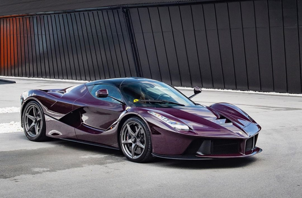  Thay v&igrave; d&ugrave;ng tuổi thanh xu&acirc;n để ng&oacute;ng chờ Ferrari LaFerrari về Việt Nam th&ocirc;i th&igrave; ta chịu kh&oacute; l&ecirc;n mạng x&atilde; hội để ngắm những bức ảnh đẹp của mẫu xe hybrid triệu đ&ocirc; ngựa chồm n&agrave;y ở nước ngo&agrave;i hoặc c&aacute;c nước Đ&ocirc;ng Nam &Aacute; l&acirc;n cận như Malaysia, Campuchia hay Th&aacute;i Lan.