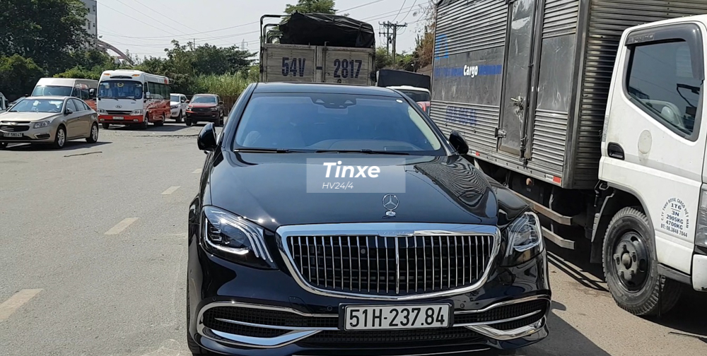 Số lượng dòng xe siêu sang Mercedes-Maybach S-Class tại Việt Nam phải trên 350 chiếc. Từ phiên bản đời đầu cho đến bản nâng cấp mới nhất cũng nhận được sự ủng hộ khá tích cực của giới nhà giàu Việt. Hiện tại, có 3 phiên bản của Mercedes-Maybach S-Class 2020 tại Việt Nam, trong đó dòng xe Mercedes-Maybach S650 có giá bán đắt đỏ nhất nhưng lại trở thành sự lựa chọn hàng đầu của các đại gia Việt. Số lượng dòng xe siêu sang Mercedes-Maybach S-Class tại Việt Nam phải trên 350 chiếc. Từ phiên bản đời đầu cho đến bản nâng cấp mới nhất cũng nhận được sự ủng hộ khá tích cực của giới nhà giàu Việt. Hiện tại, có 3 phiên bản của Mercedes-Maybach S-Class 2020 tại Việt Nam, trong đó dòng xe Mercedes-Maybach S650 có giá bán đắt đỏ nhất nhưng lại trở thành sự lựa chọn hàng đầu của các đại gia Việt.
