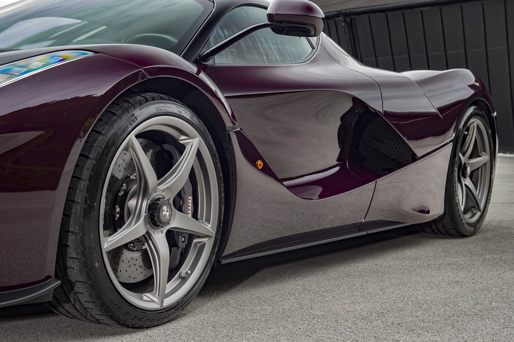 D&ugrave; mang t&ecirc;n l&agrave; Rosso nhưng m&agrave;u sơn của chiếc si&ecirc;u xe Ferrari LaFerrari n&agrave;y lại hướng về t&iacute;m nhiều hơn, đ&acirc;y ch&iacute;nh l&agrave; sự độc đ&aacute;o của bộ &aacute;o t&iacute;m Rosso Vinaccia. 